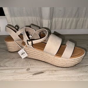 AE tan platform sandals. NWT. Size 8 1/2.